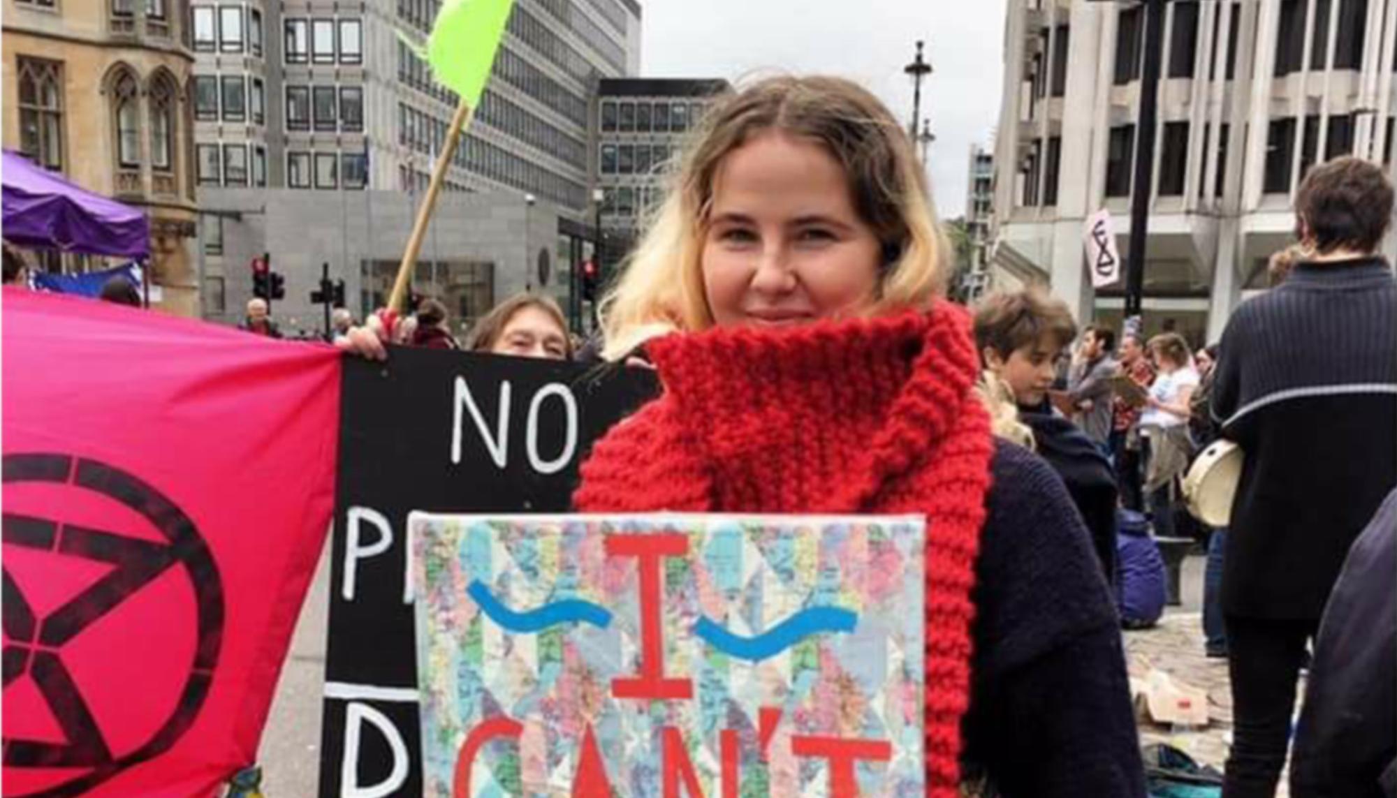 Joven manifestante clima